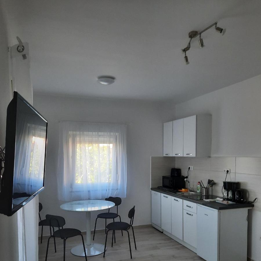Apartments Matkovic Vir Bagian luar foto
