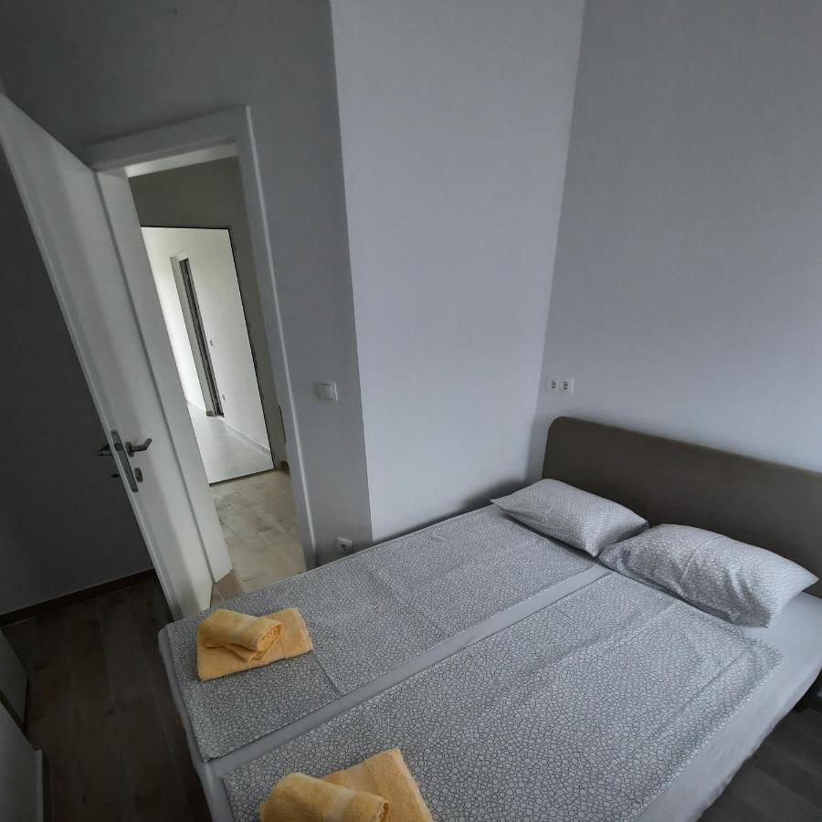 Apartments Matkovic Vir Bagian luar foto
